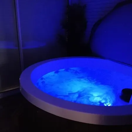 Villa Bord De Avec Piscine Et Jacuzzi *