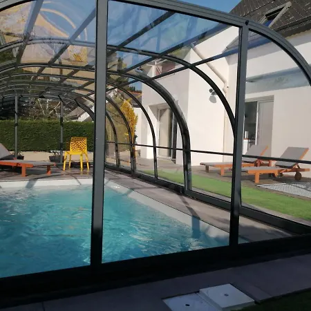 Villa Bord De Avec Piscine Et Jacuzzi